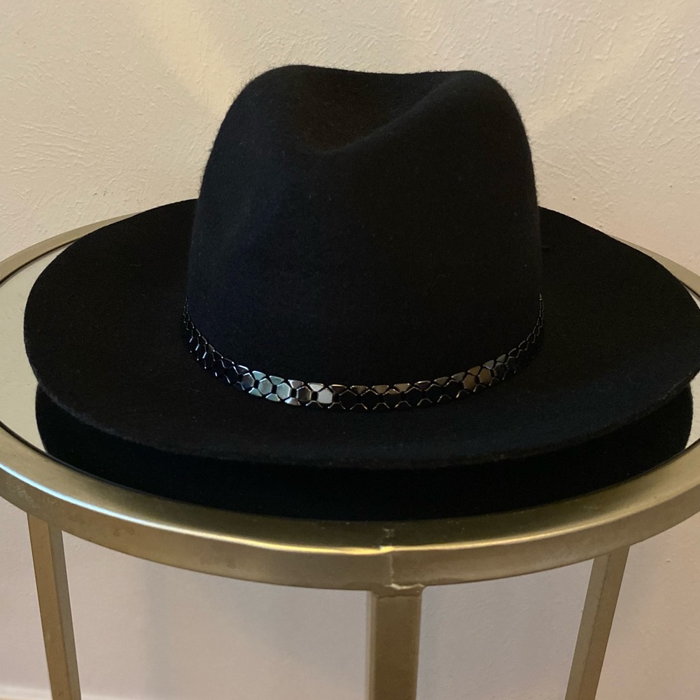 BCBGeneration NEW black fall hat. Great for the season! NWT